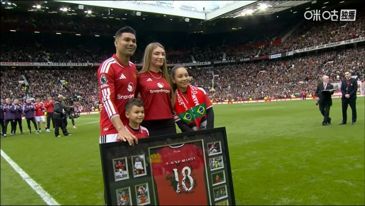 Trò chơi chia tay ở nhà! Casemiro được tặng áo đấu kỷ niệm số 18 của Man United sau trận đấu