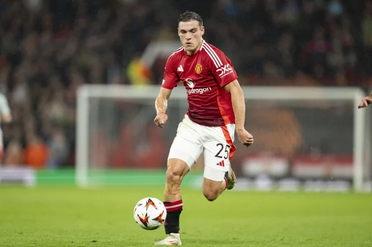 The Sun: Ugarte là người đầu tiên rời sân tập mỗi ngày, còn đội trưởng B Fee của Man United thường là người cuối cùng rời đi.