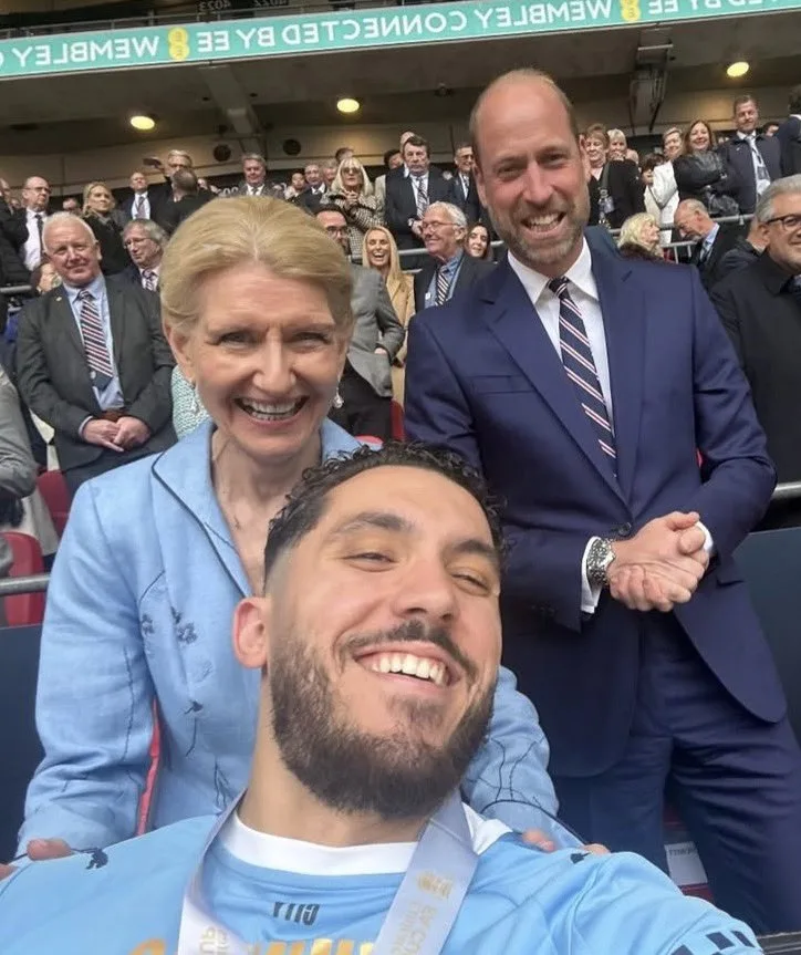Khi Shirki nhận giải FA Cup, anh lấy điện thoại di động ra chụp ảnh selfie cùng Hoàng tử William