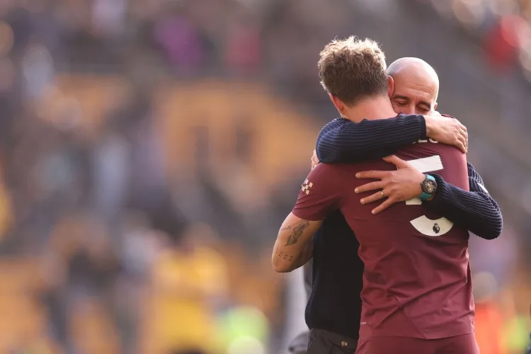Stones: Tôi không ngờ có thể nâng cúp với Ghế B. Tôi chưa bao giờ thấy Guardiola tức giận như vậy ở hàng tiền vệ.