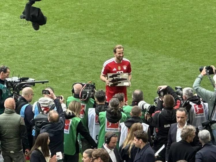 Hat-trick ở phần cuối! Kane nhận cúp Vua phá lưới Bundesliga "Little Steel Cannon" sau trận đấu, với 36 bàn sau 31 trận
