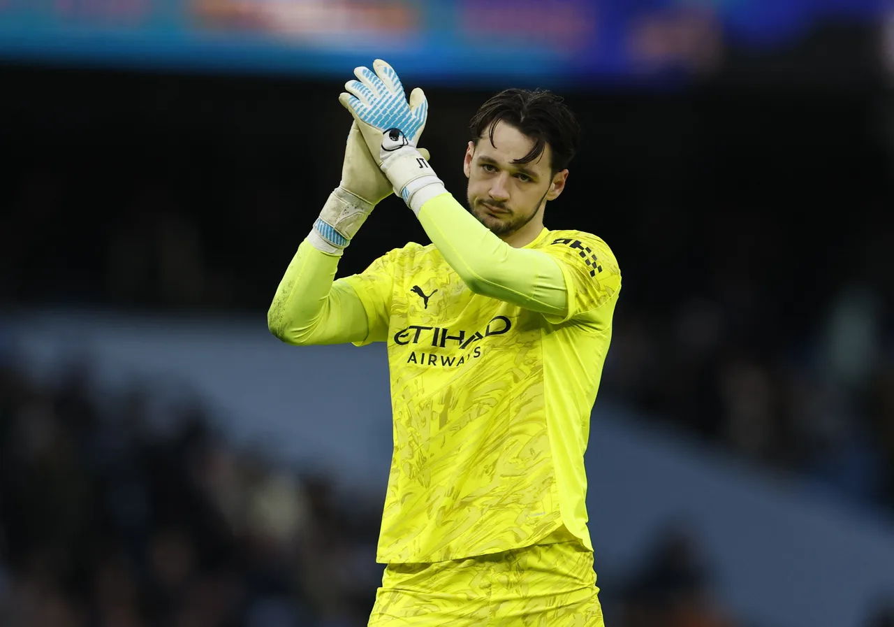 Chỉ có hai thủ môn giành quyền vào chung kết FA Cup và League Cup mà không phải ra sân trong cùng một mùa giải: Trafford và Ederson
