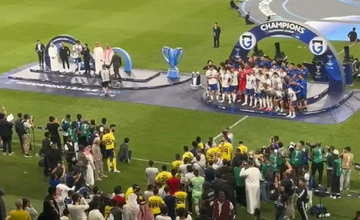 Ronaldo vắng mặt ở lễ trao giải, nhưng nhiều cầu thủ Al Nassr vẫn ở lại xem đối thủ nâng cúp
