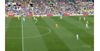 Chỉ còn 25 ngày nữa là đến World Cup! Tiền vệ tuyển thủ Đức 27 tuổi Stach đã phải nghỉ thi đấu sau chấn thương và phải dùng cáng che mặt vì đau.