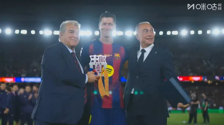 Nói lời tạm biệt với Camp Nou! Lewandowski được Barcelona trao huy chương kỷ niệm sau trận đấu và có bài phát biểu chia tay ngay tại chỗ.