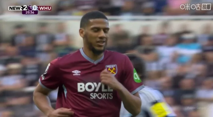 Tôi không thể ngồi yên! Phút 26, West Ham vào thay hậu vệ Todibo và tung Castellanos vào sân.