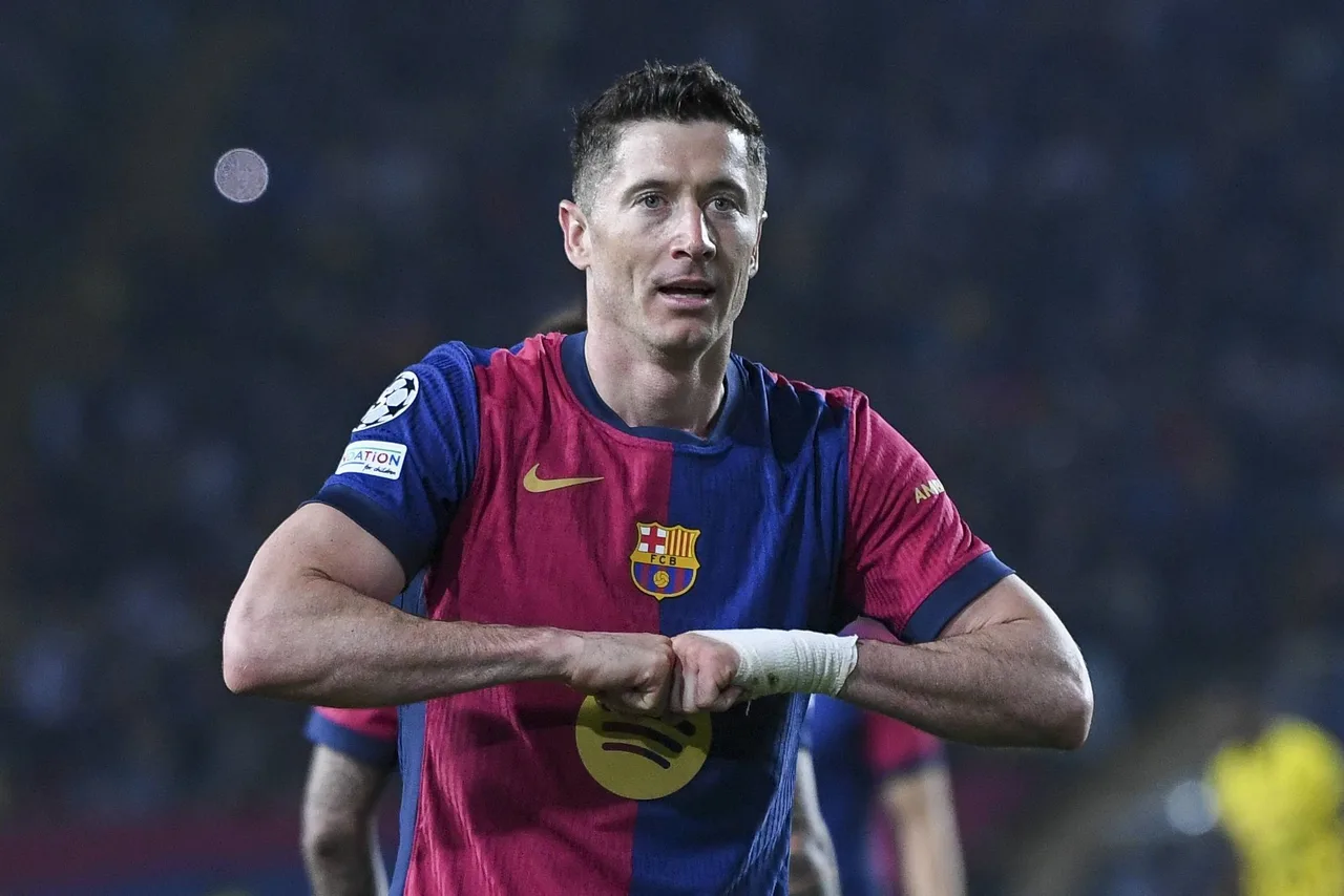 Phóng viên: Lewandowski rời Camp Nou từ sáng sớm và anh đã thăm dò từng tấc sân.