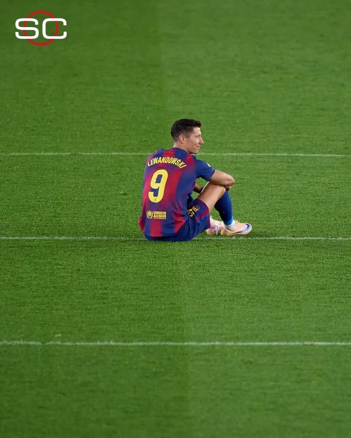 Bốn năm sự nghiệp của Barcelona sắp kết thúc! Sau lễ chia tay, Lewandowski ngồi một mình ở trung tâm Camp Nou