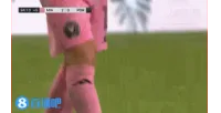 Hãy nhắm vào điểm mù! Cú đá phạt của Messi ở phút bù giờ đã bị thủ môn đối phương trực tiếp cản phá.