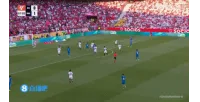 Không đạt tiêu chuẩn! Vinicius tạt bóng, Mbappé có cơ hội rất tốt trước khung thành, rồi anh ngồi lại và cười chua chát.