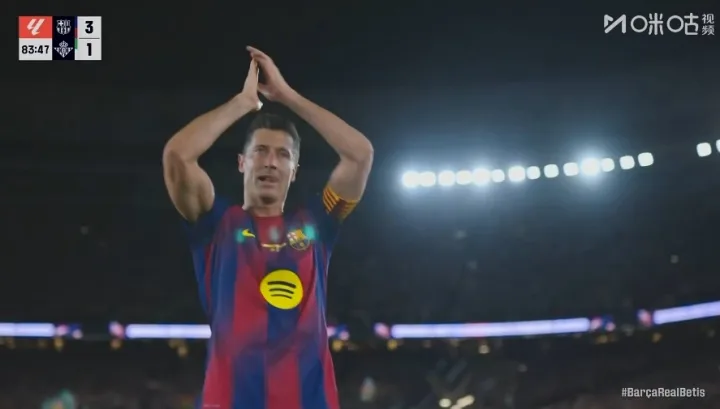 Chia tay ở nhà! Lewandowski được thay ra ở phút 83 và nhận được tràng pháo tay từ khán giả Camp Nou.