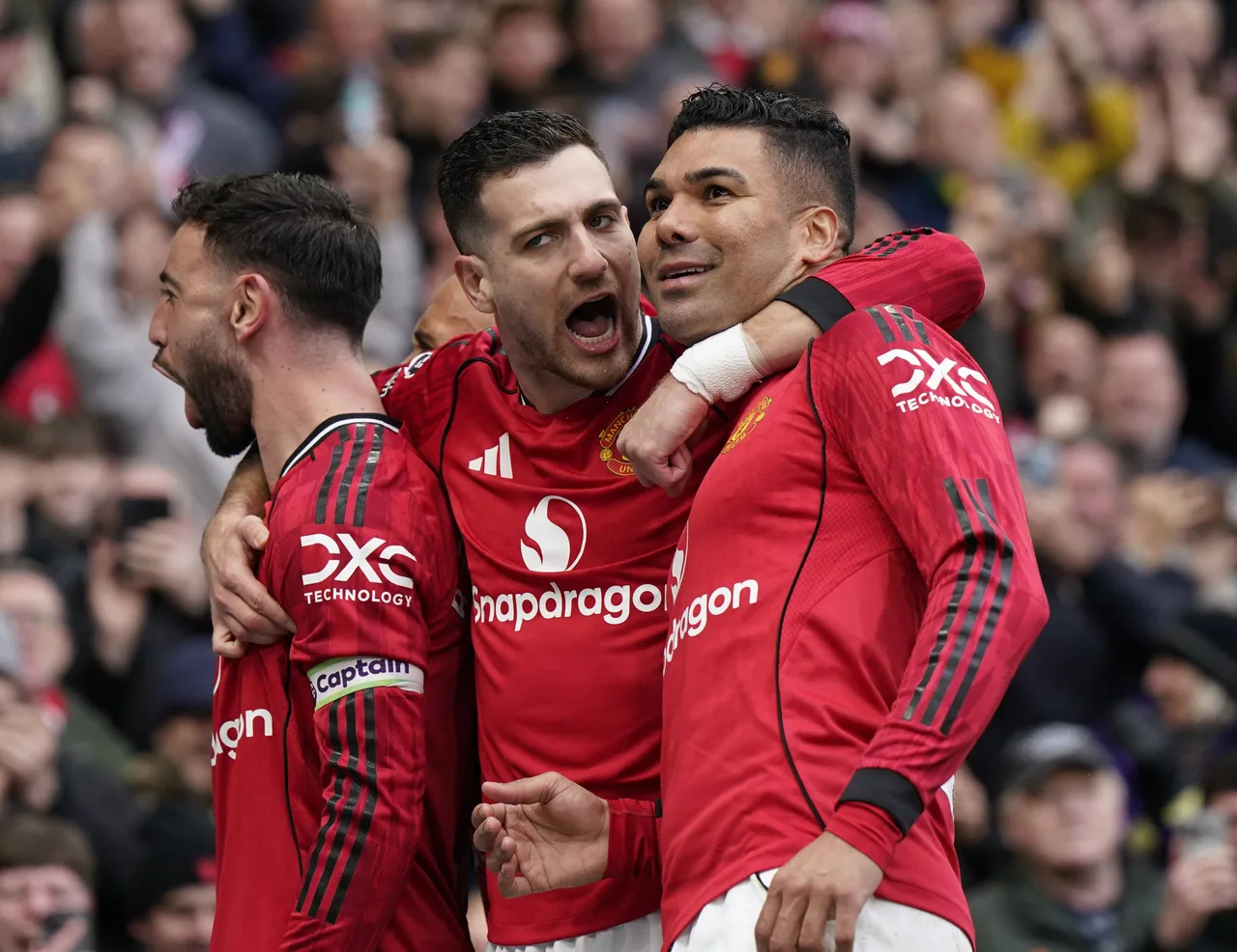 Neville: Tìm người thay thế Casemiro sẽ là một trong những thách thức lớn nhất của Man United mùa hè này