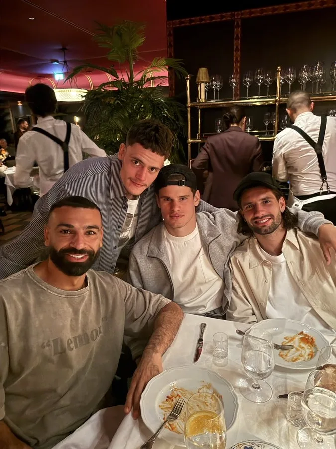🥂Salah đã cập nhật mạng xã hội và đăng ảnh bữa tối với Wirtz, Kyle Katz và Szoboszlai.