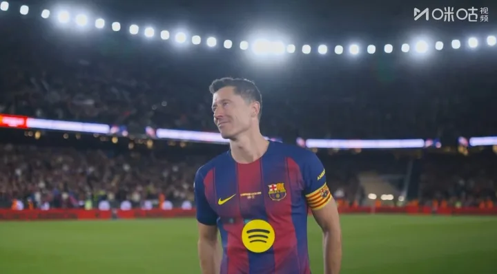 Tri ân các anh hùng! Sau trận Barcelona vs Betis, Lewandowski bị các cầu thủ Barcelona ném đá