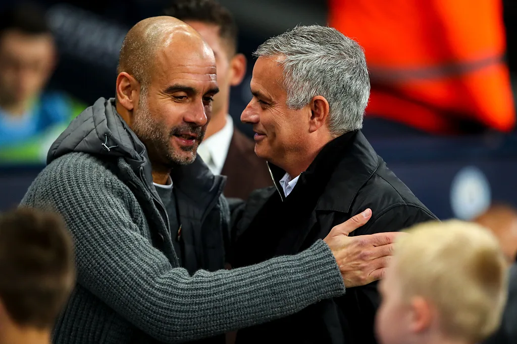 Mourinho 63 tuổi sắp trở lại vị trí trung tâm dẫn dắt Real Madrid, trong khi Guardiola 55 tuổi chuẩn bị từ chức.