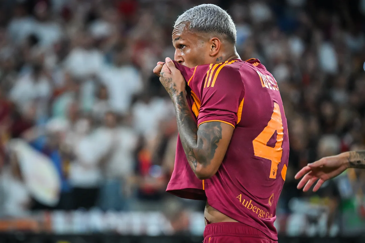 Truyền thông Italy: Mourinho tính giới thiệu hậu vệ cánh 22 tuổi Wesley của Roma, Roma hy vọng giữ chân cầu thủ