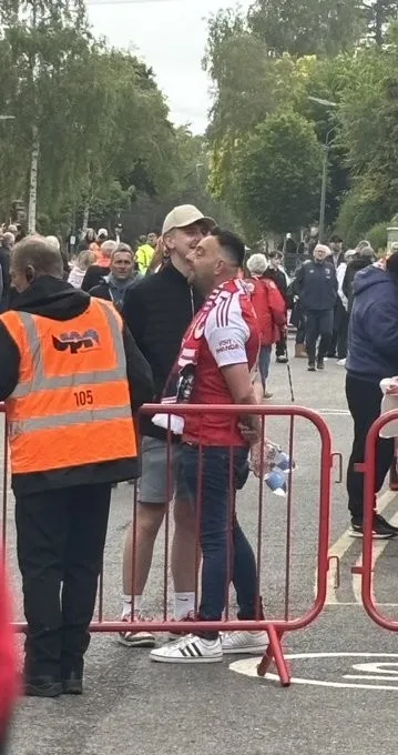 Đã đi đến tận Bournemouth! Fan Arsenal cầm ly nước Man City chờ xe buýt Man City
