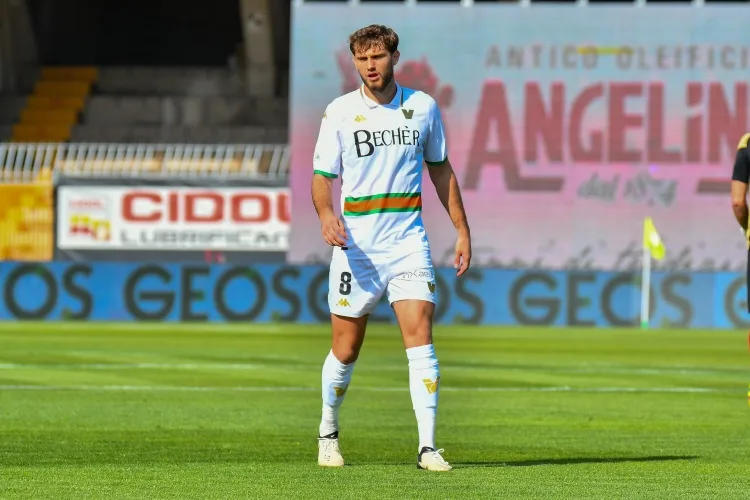 TA: Nhiều đội bóng ở Premier League và Serie A quan tâm đến Tessmann, Lyon sẵn sàng chấp nhận lời đề nghị từ 20 triệu đến 25 triệu euro