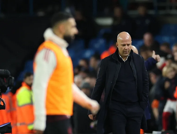 Sutton: Slaughter không nên đuổi Salah ra ngoài lần nữa và không thể để cầu thủ làm suy yếu quyền lực của huấn luyện viên