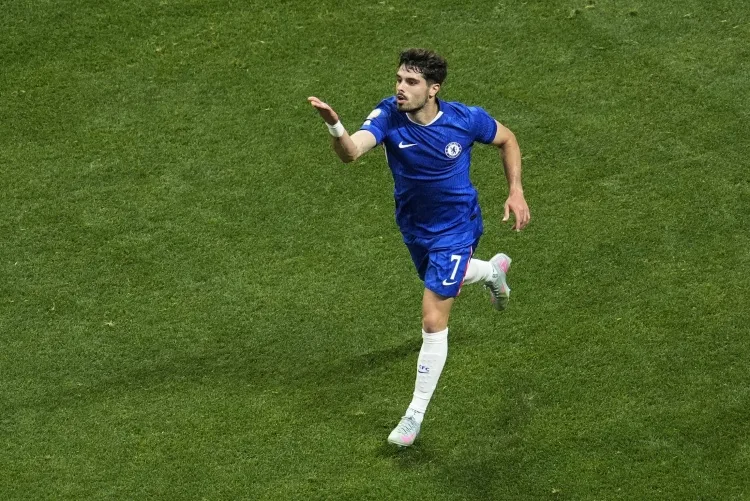 Với 20 bàn thắng và 30 pha kiến ​​tạo, Neto đã chạm cột mốc 50 bàn thắng ở Premier League trong sự nghiệp.