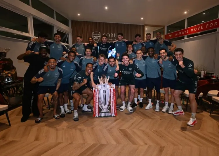Gương: Đội Arsenal đến hộp đêm sau khi ăn mừng ở trung tâm huấn luyện, huấn luyện viên cũng từ nhà đi ngang qua.