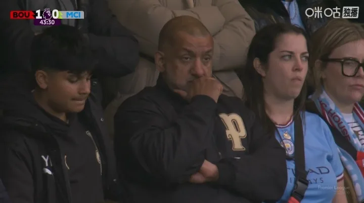 Anh bạn, tôi không thể ngừng cười được! Man City 0-1 tụt lại phía sau, và Bảo Bình trông thật u ám trên khán đài.
