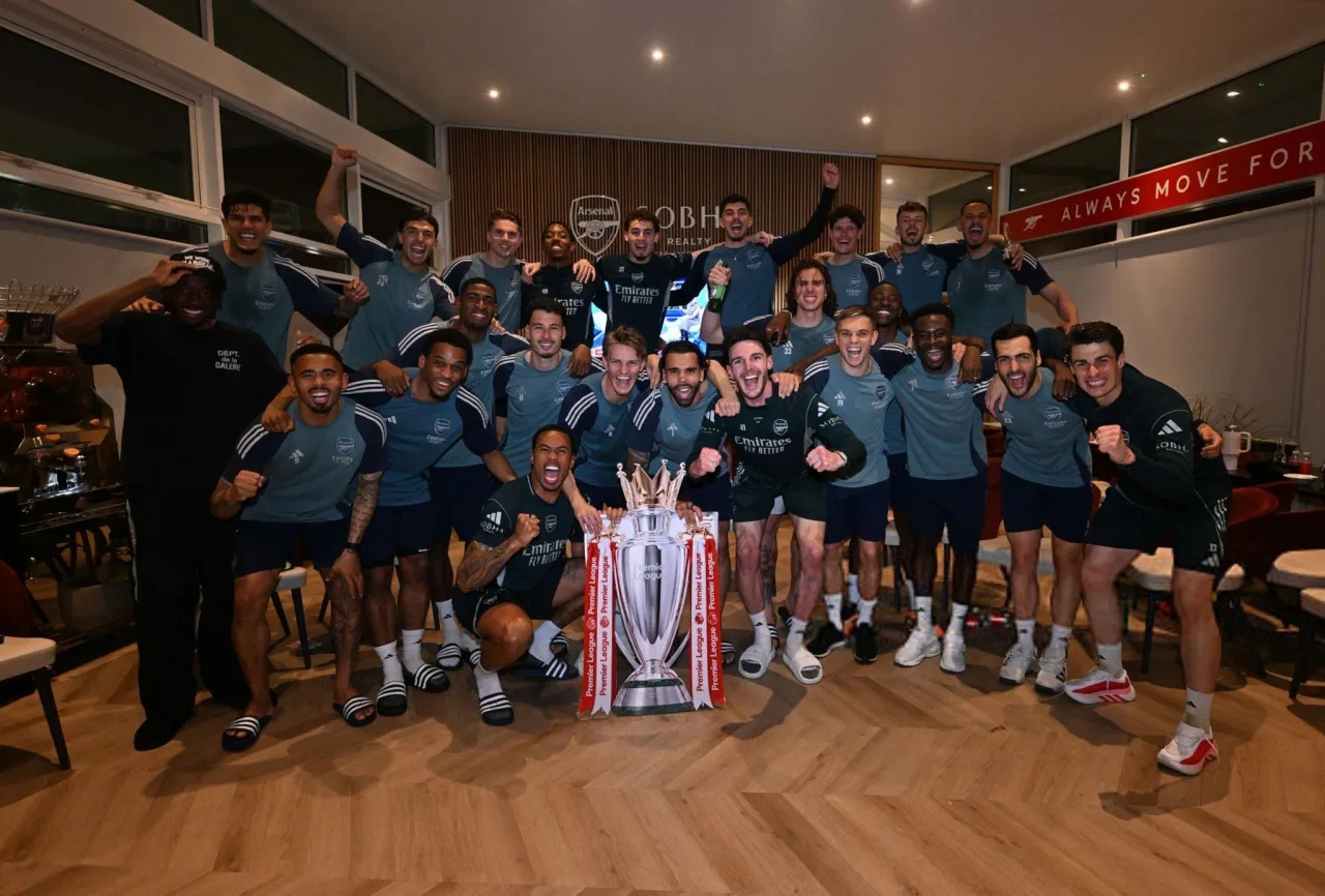 Thực sự chờ đợi! Cầu thủ Arsenal chụp ảnh tập thể ăn mừng vô địch Ngoại hạng Anh, lần đầu tiên chụp ảnh cùng cúp giấy