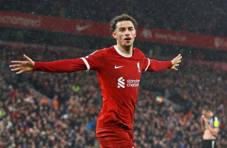 Carragher: Curtis Jones không thể chơi bóng đá hạng nặng nhưng vẫn bình luận về Salah
