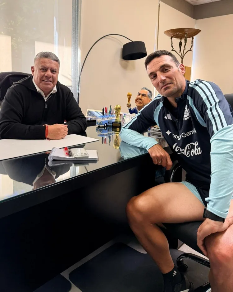 Chủ tịch LĐBĐ Argentina Tapiasa và Scaloni chụp ảnh: toàn tâm toàn ý bước vào chế độ World Cup