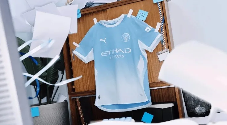 Man City chính thức ra mắt áo đấu sân nhà mùa giải mới: thiết kế gradient, màu tối hơn ở phía trên và màu nhạt hơn ở phía dưới