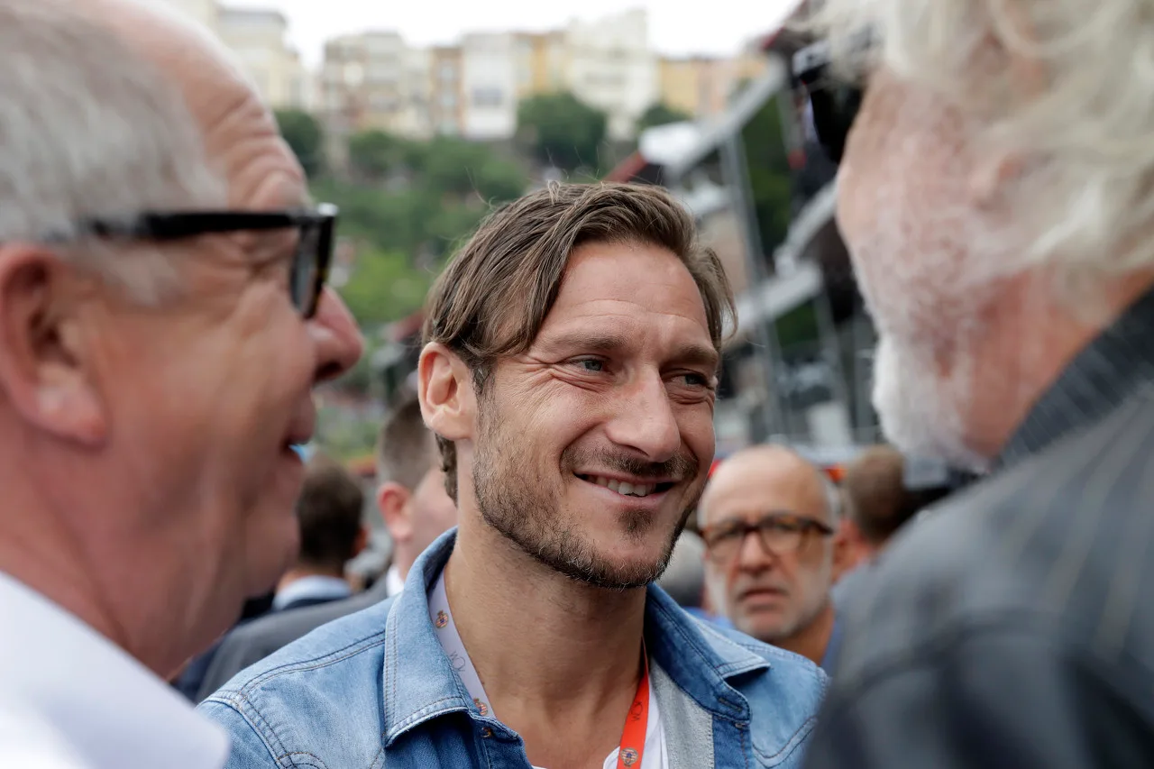 Tôi có nên quay lại Rome không? Totti đáp lại một cách hài hước: Vâng, ngày mai tôi sẽ quay lại. Tôi chắc chắn sẽ quay lại Rome vào ngày mai.