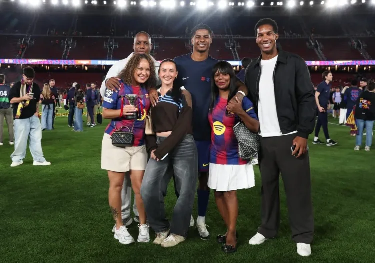 Yêu xa! Mỗi bài báo: Rashford đoàn tụ với người yêu thuở nhỏ và vợ sắp cưới. Hai người đã chia tay 23 năm trước