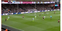 Không ai trong số này đi vào! Evan Nelson lao ra và sút xa từ cự ly gần! Man City thoát khỏi thảm họa