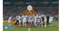 Đại dương vàng! Các cầu thủ Villa nhận huy chương vô địch Europa League và nâng cúp vô địch