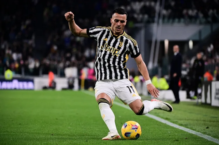 Schira: Venice quan tâm đến việc ký hợp đồng với cầu thủ chạy cánh Kostic của Juventus vào mùa hè này