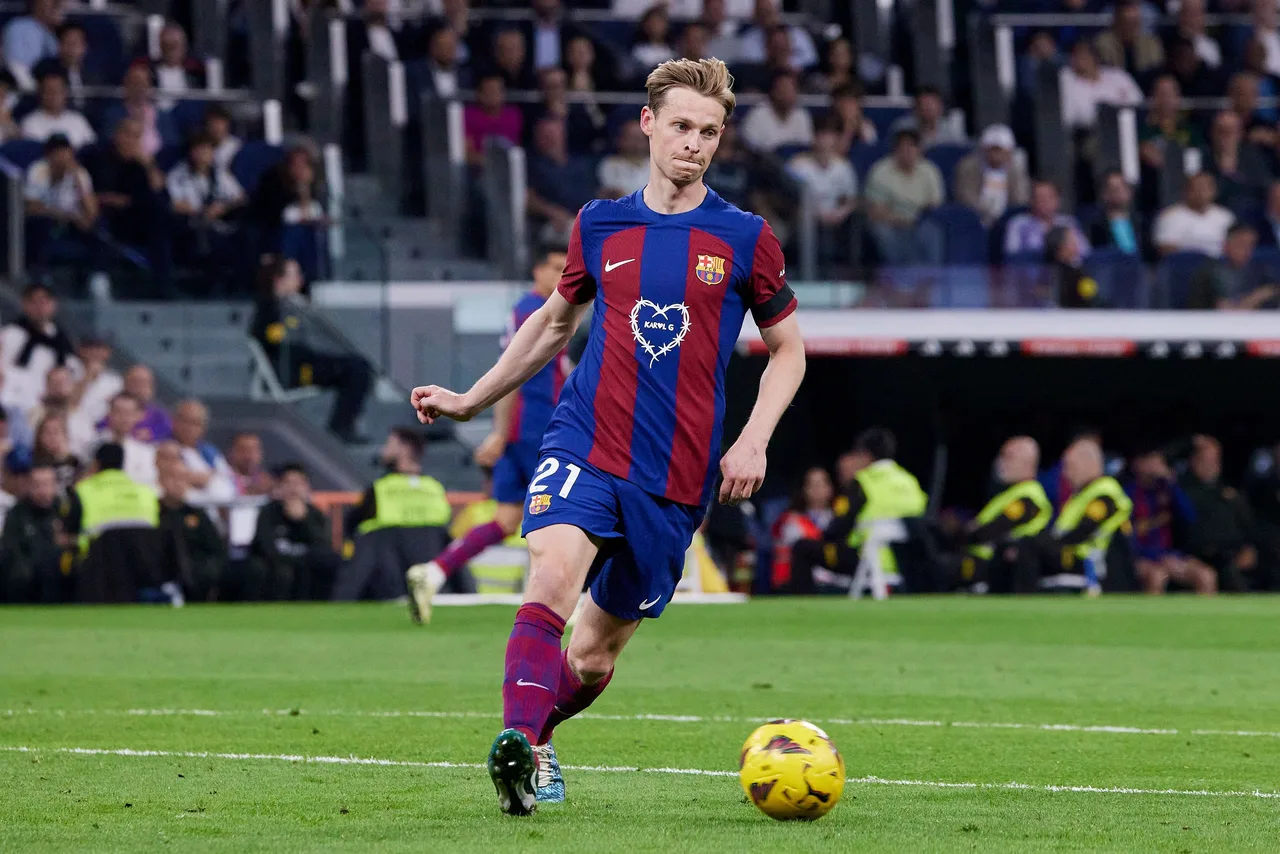 De Jong: Tôi chưa bao giờ xung đột với Xavi. Anh ấy có bị chỉ trích vì rê bóng quá nhiều không? Điều này phụ thuộc vào tình hình