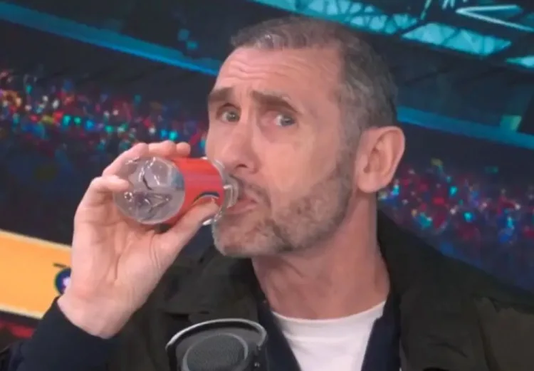 Đánh trả bằng cách uống từ chai nước? Keown: Chai rượu này được fan Man City dùng để chế nhạo Arsenal