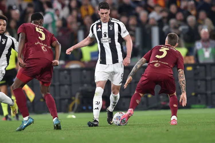 PV: Roma dự định giới thiệu một cầu thủ trung tâm mới vào mùa hè này và đang chú ý đến tình hình của Vlahovic.