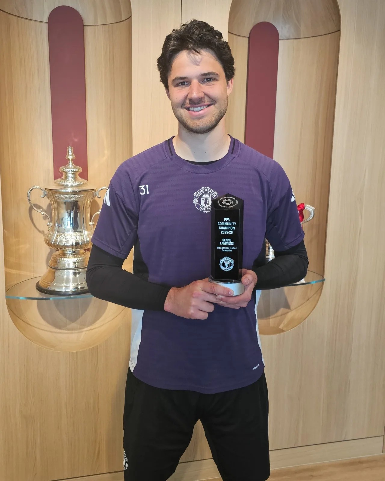 Hãy tích cực làm từ thiện! Ramens và Joyce nữ của Man United đăng quang Nhà vô địch cộng đồng PFA
