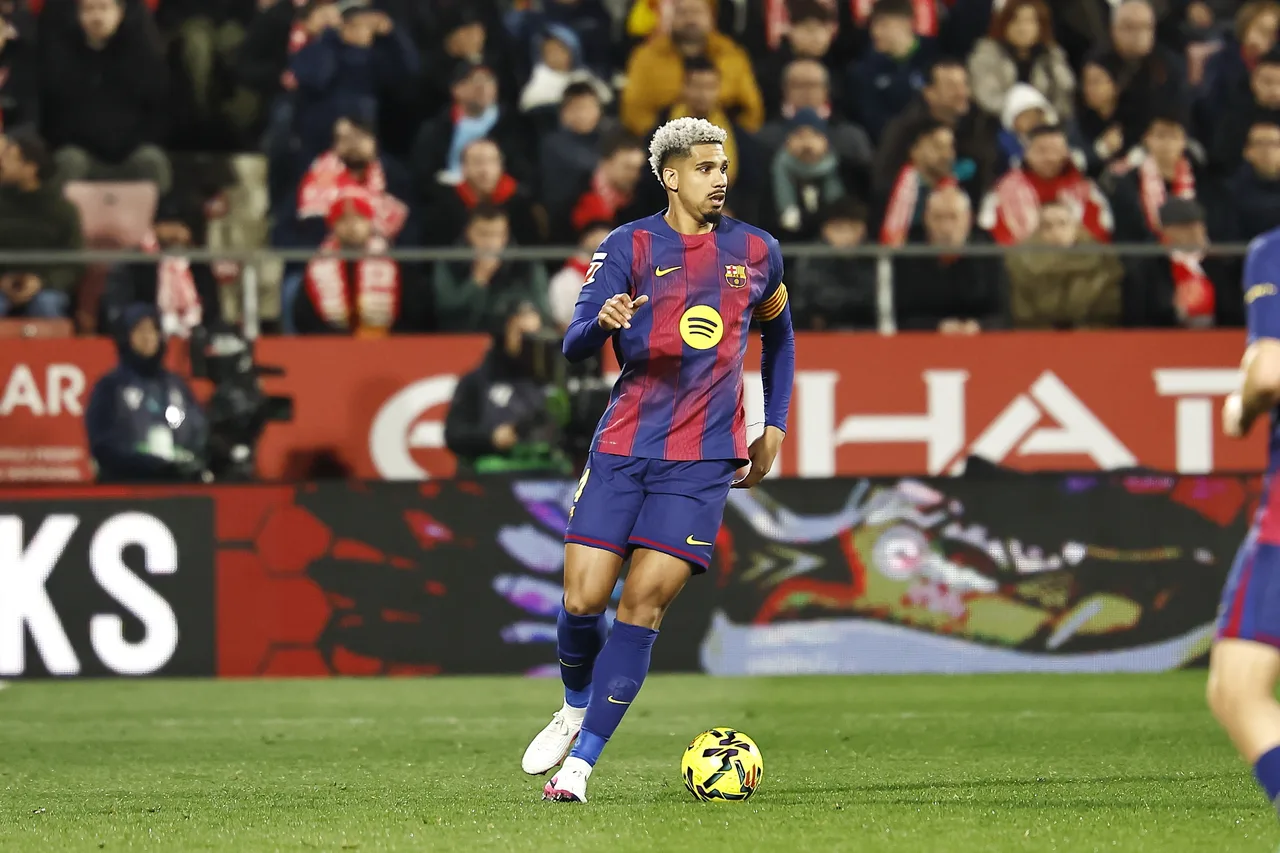 Araujo có bài phát biểu trong bữa tối ăn mừng Barcelona: Cảm ơn Lewandowski, đội đã phát triển rất nhiều kể từ khi bạn gia nhập.