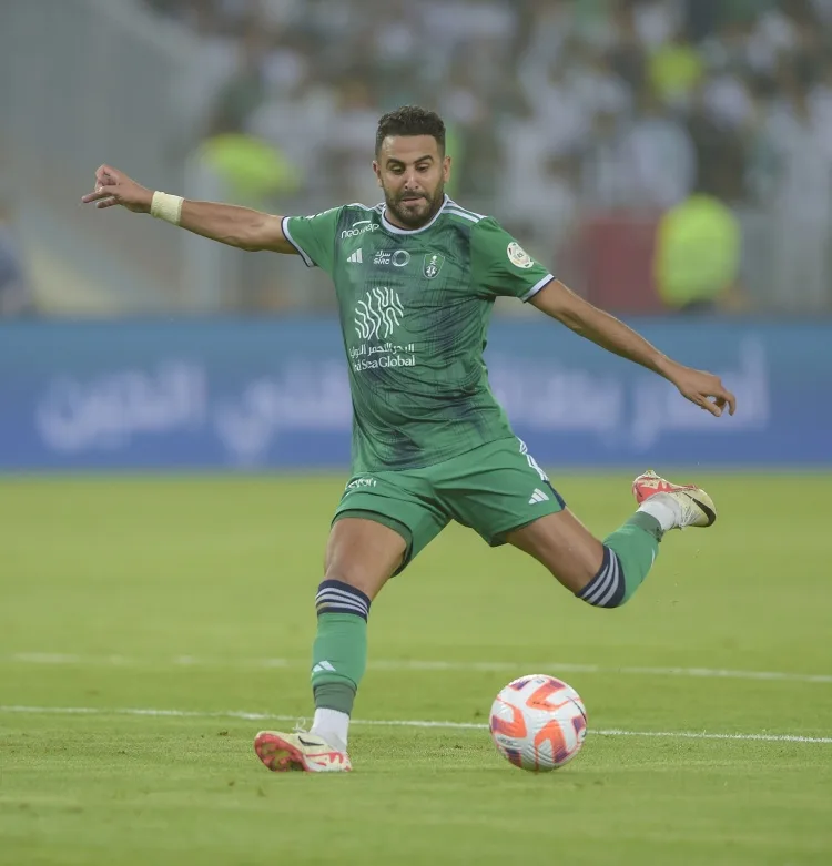 Mahrez: Ban đầu tôi muốn ở lại Pháp và chơi bóng nhưng sự chân thành của Leicester City đã khiến tôi ấn tượng