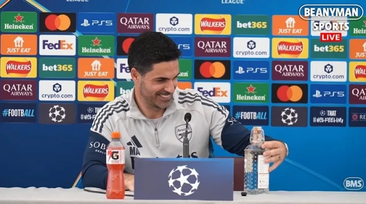 Quay lại và uống hai ly! Phóng viên đưa cho Arteta một chai đồ uống Mexico và Arteta vui vẻ nhận lấy