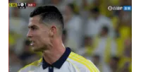Cristiano Ronaldo bị thay ra, anh liên tục hôn logo đội bóng và vẫn rưng rưng nước mắt khi ngồi dự bị