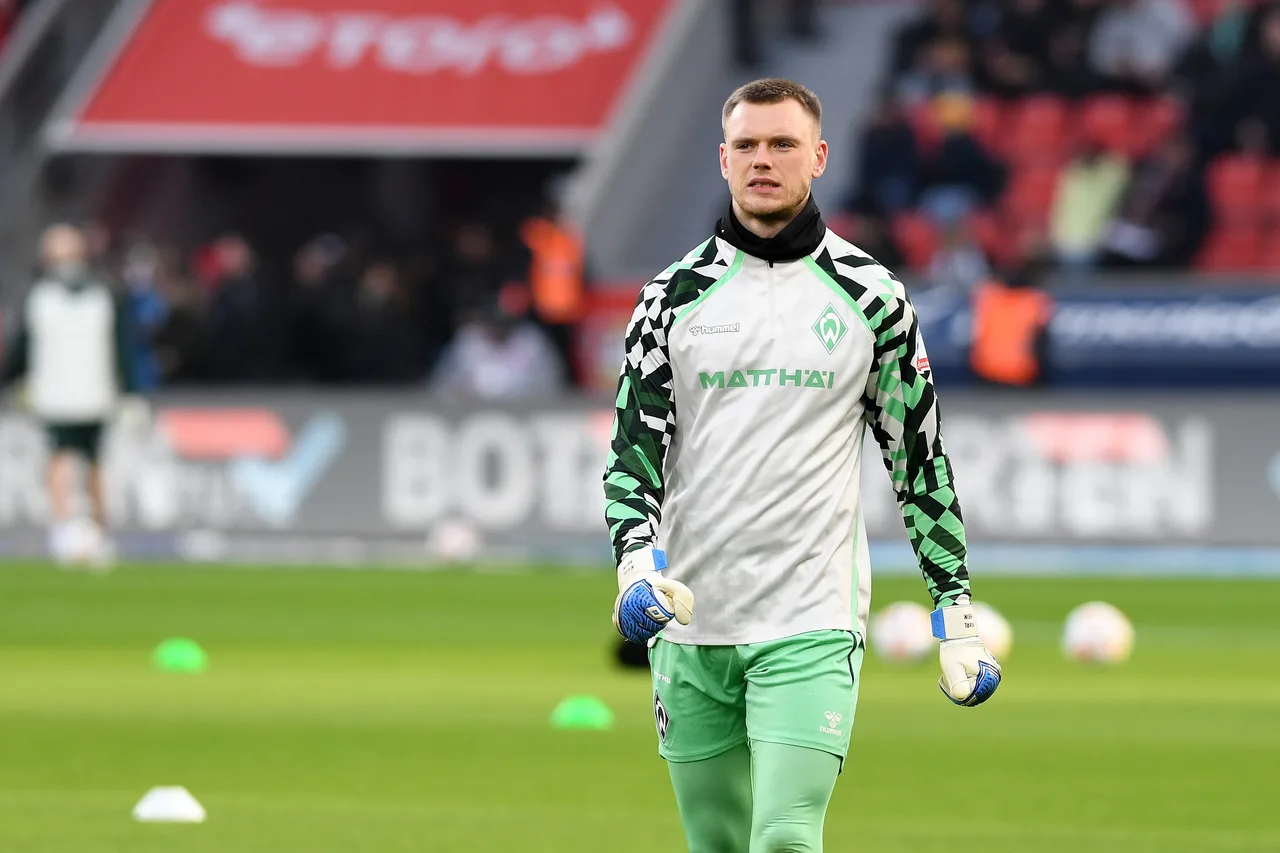 Phóng viên: Kích hoạt điều khoản, Bremen mua đứt thủ môn Karl Hein đang cho Arsenal mượn với giá 3 triệu euro
