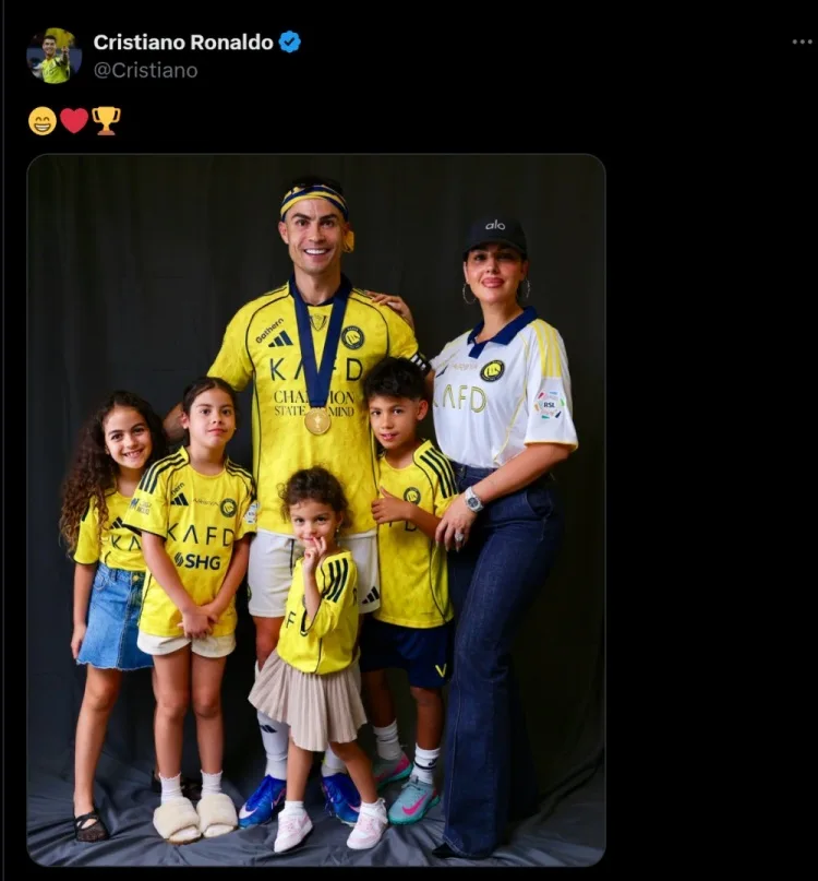Cristiano Ronaldo đăng ảnh cùng gia đình lên mạng xã hội để ăn mừng chức vô địch giải VĐQG Saudi Arabia
