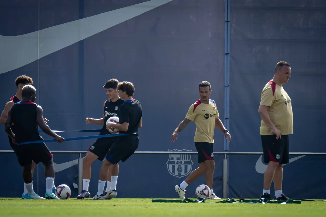Truyền thông phương Tây: Thiago quyết định rời ban huấn luyện Barcelona vì lý do cá nhân