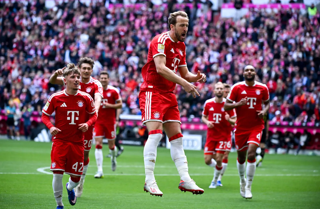 Nếu Bayern thắng thêm một trận nữa, nó sẽ san bằng kỷ lục toàn thắng trong một mùa giải của câu lạc bộ ở các giải đấu chuyên nghiệp. (46)