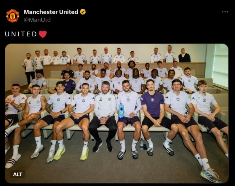 Mạng xã hội chính thức của Man United đã đăng ảnh và B Fee chụp ảnh cùng toàn đội đang cầm cúp cầu thủ xuất sắc nhất Premier League.