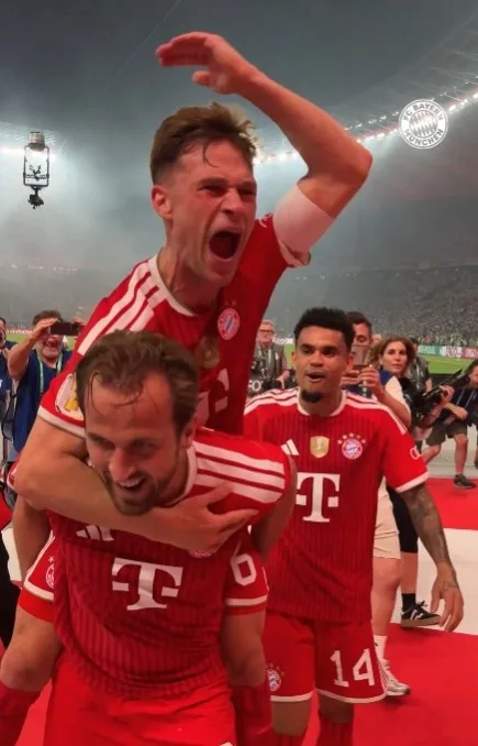 Bayern ăn mừng cuồng nhiệt sau trận đấu: Anh Gà nhảy lên lưng Kane, anh này làm mặt ra hiệu