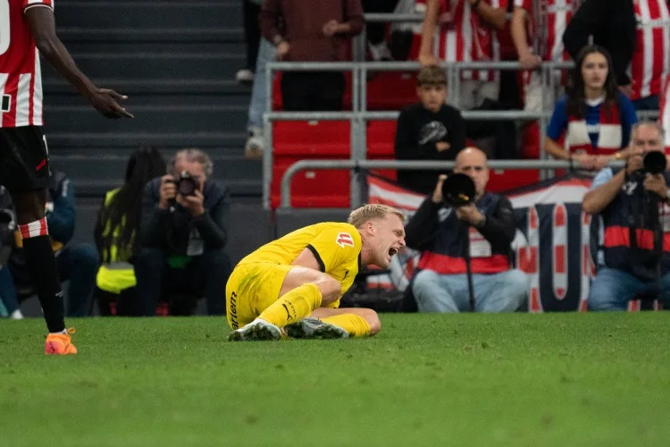 Một cú đánh khác! 29, Van de Beek, tuổi, bị đứt gân Achilles và bị xuống hạng cùng đội. Giá trị cao nhất của anh ấy là 5500 triệu và bây giờ là 200 triệu.